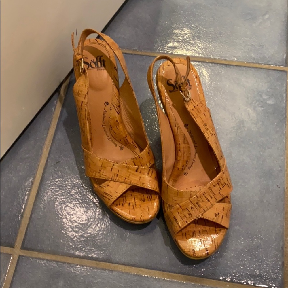 Patent leather cork peep toe pumps